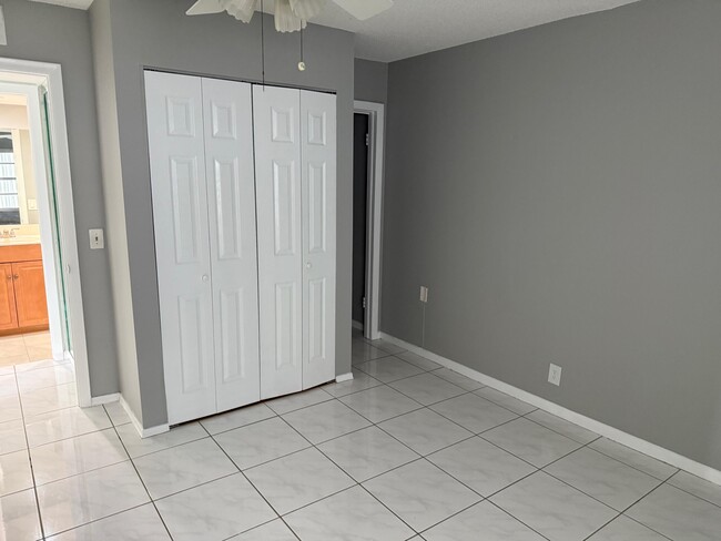 Building Photo - 116 Burgundy B