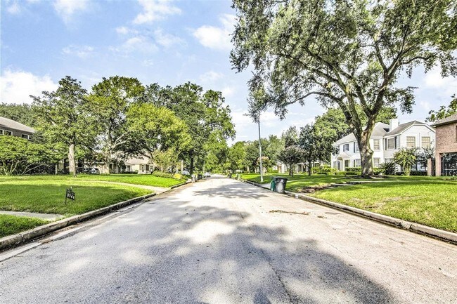 Foto del edificio - 3761 Parkwood Dr