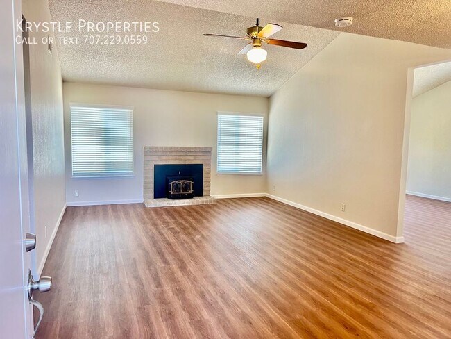 Foto del edificio - Immaculate, spacious home with open floor ...