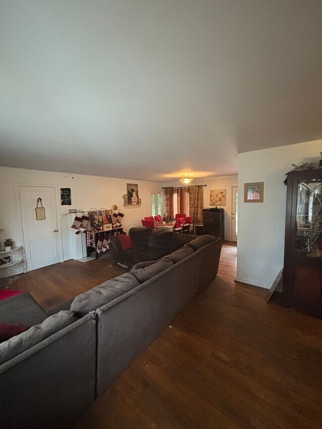 Building Photo - 2200 Loop Rd