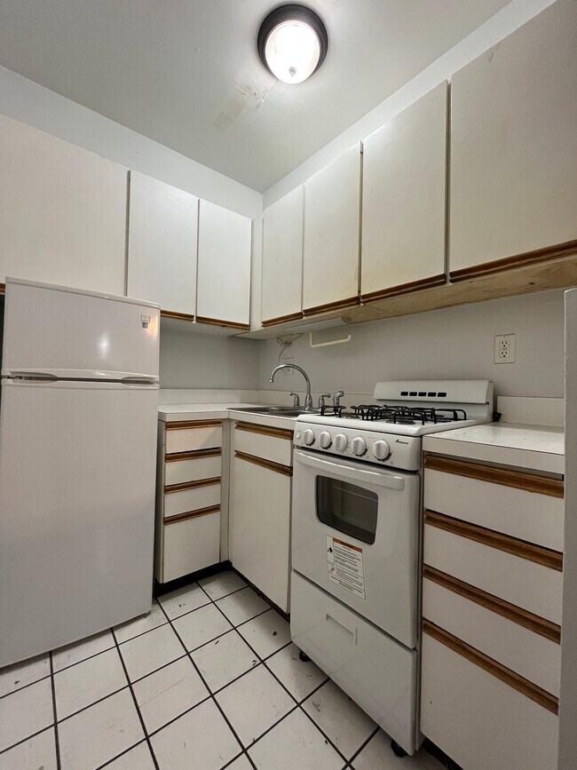 Foto del edificio - 3727 N Pine Grove Ave