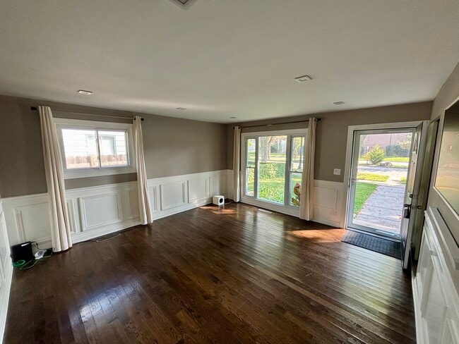 Living room (unfurnished) - 1036 Pitner Ave