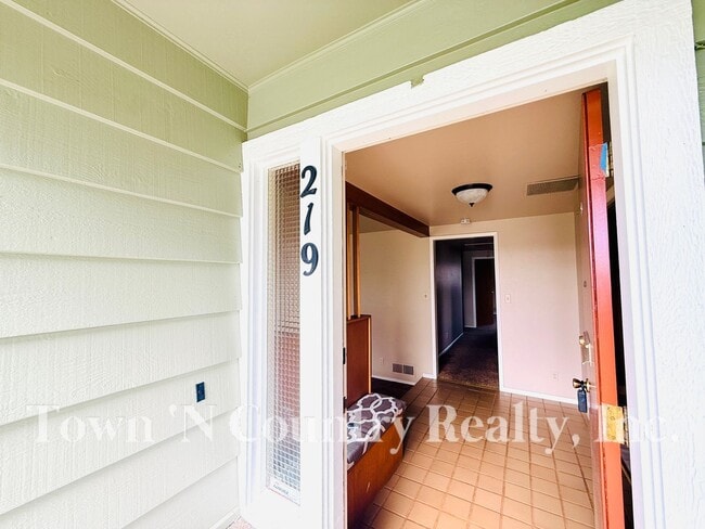 Building Photo - 3 Bedroom South Salinas Home!