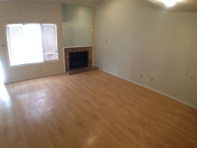 Foto del edificio - Two Story Condo In Whisperwood Located Near Loop 289 & Minutes From Tech & LCU Campus!