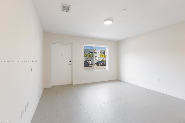 Foto del edificio - 3 br, 2.5 bath House - 2505 NE 193rd St Un...