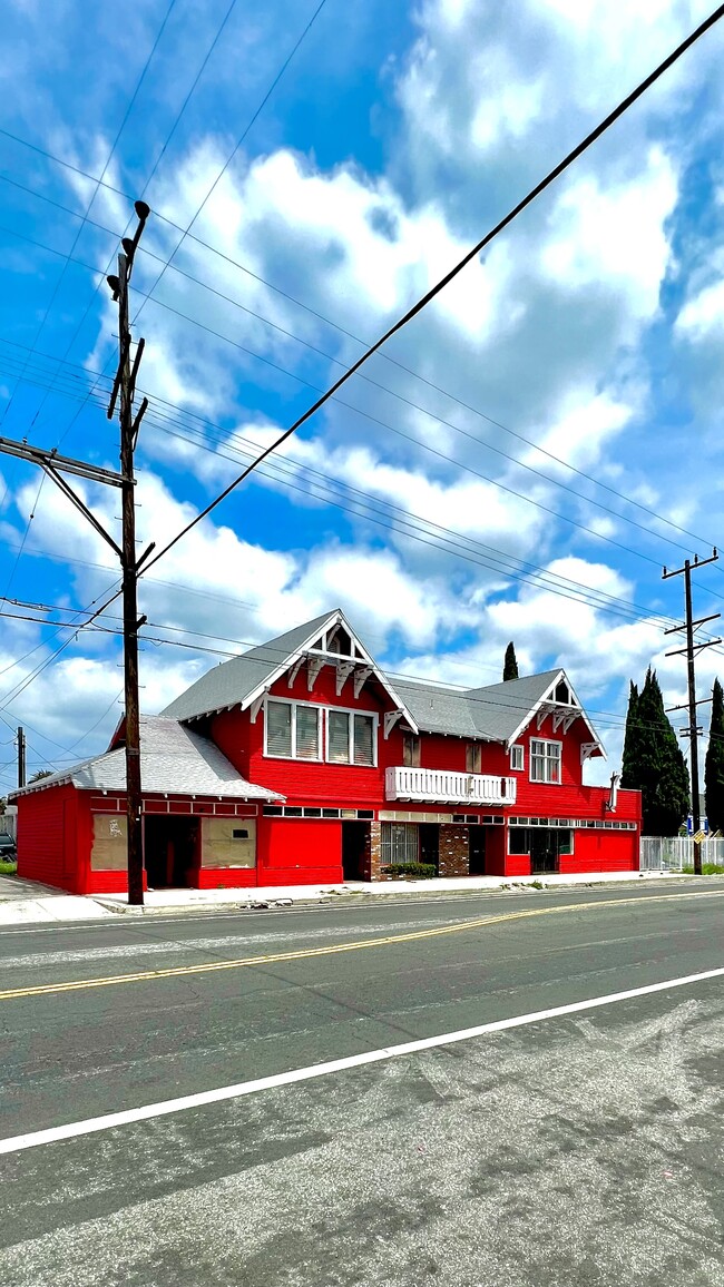 Building Photo - 1907 W 48th St