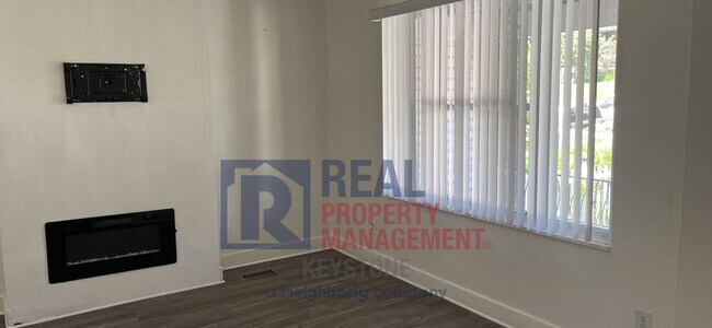 Building Photo - Beautiful & Updated 3 Bedroom