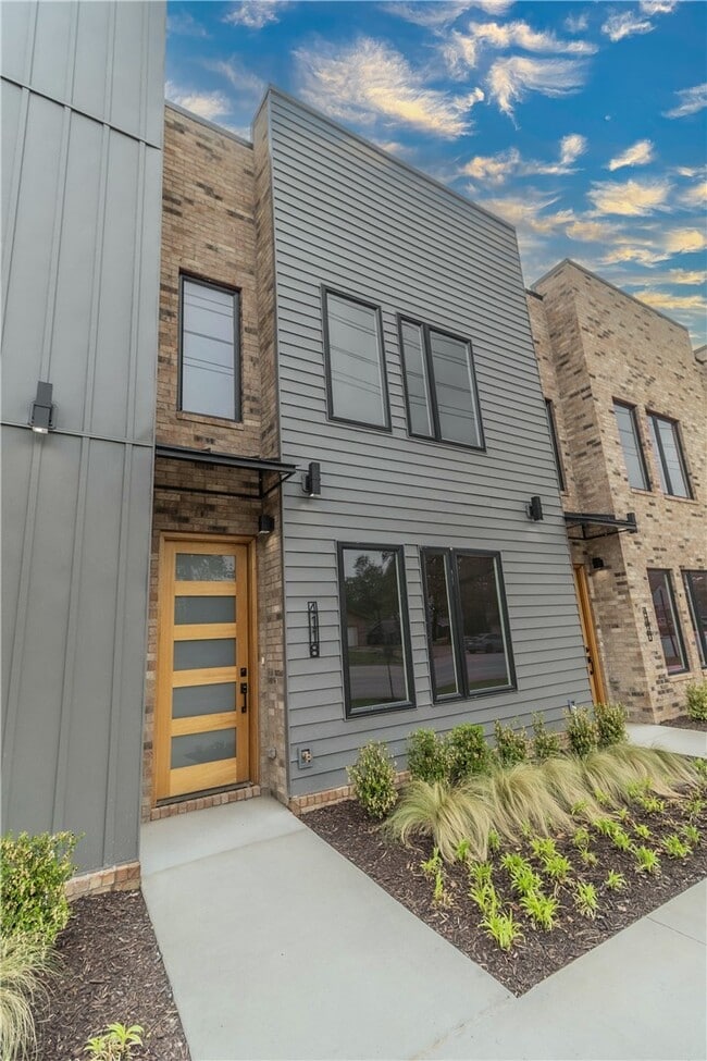 Building Photo - 702 N 42nd St