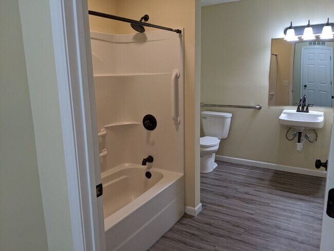 Foto del edificio - Cozy lower-level two-bedroom apartment!