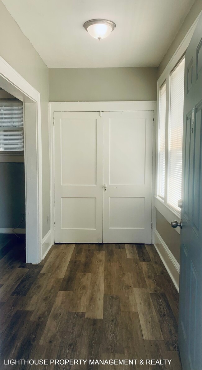 Building Photo - Bright & Delightful 2 Bed/1 Bath Townhome!