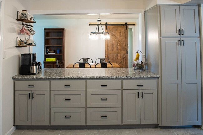 Foto del edificio - 1861 W Deane St