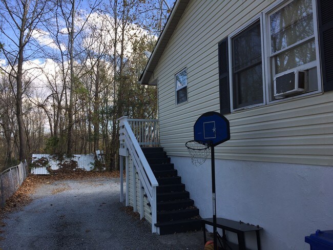 Building Photo - 1226 Martin Cir