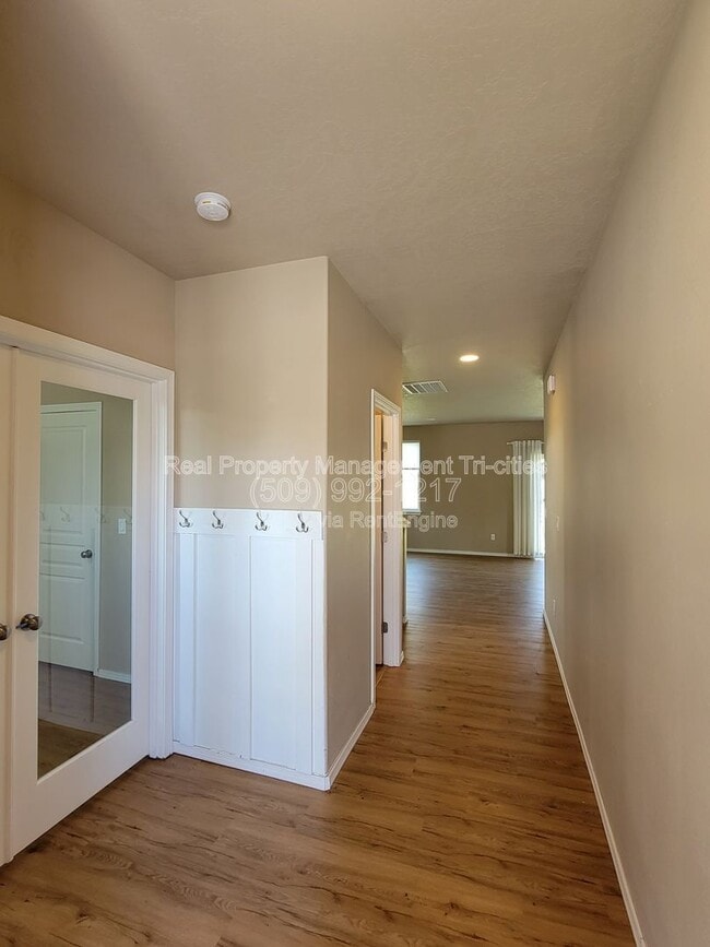 Building Photo - 533 Jordan Ln