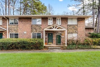 Building Photo - 2412 Peachwood Cir NE