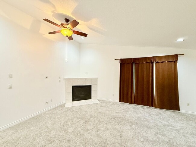 Foto del edificio - Beautiful 3 bedroom 2 bathroom one level home -Evergreen School District