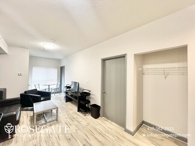 Photo du bâtiment - Modern Penthouse Living Steps from Universities – 2-Bedroom in the Heart of Waterloo!