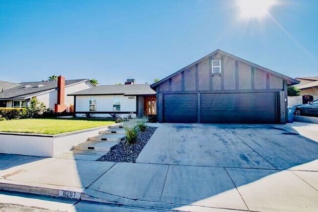 Foto del edificio - Modern 3 Bd, 2.5 Bth, Remodeled Open Floor plan Chef's Kitchen