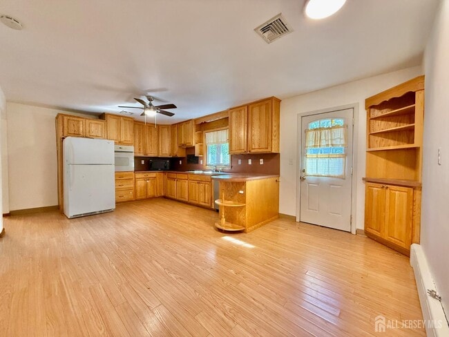 Foto del edificio - 452 Cranbury Rd
