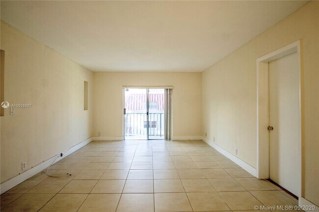 Foto del edificio - 6715 N Kendall Dr
