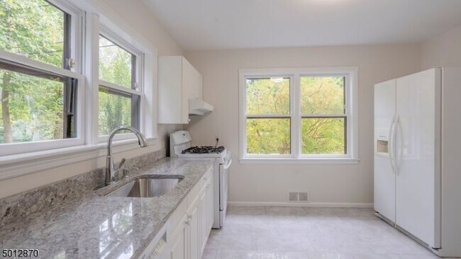 Building Photo - 36 Tulip Ave