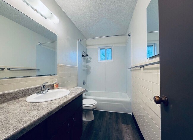 Foto del edificio - 2 bed and so much more!!!