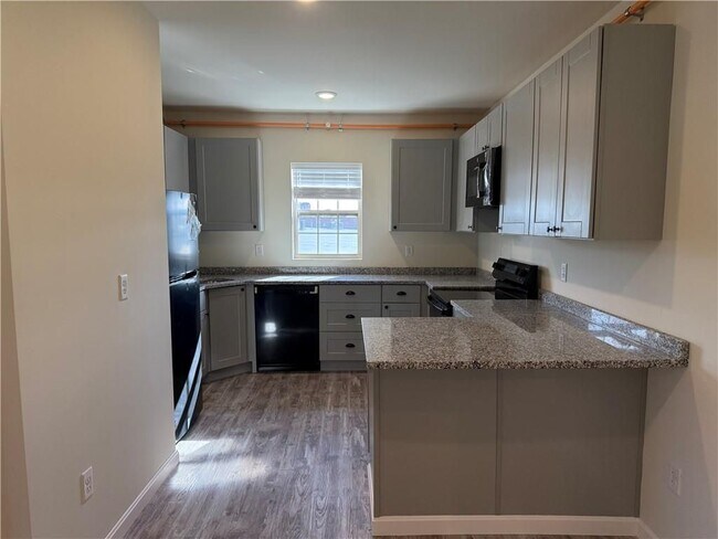 Building Photo - 327 Pine St