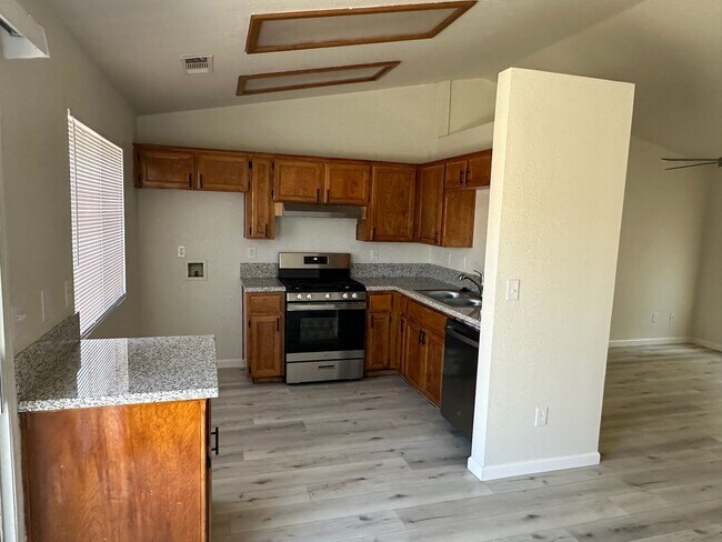 Foto del edificio - 550 DRIFTWOOD AVE - 2 BEDROOM 1 BATH - TULARE