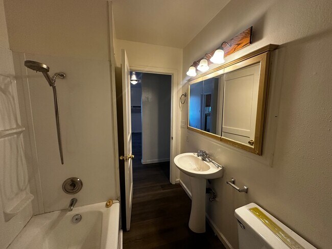 Foto del edificio - 3 Bedroom 1 bath house