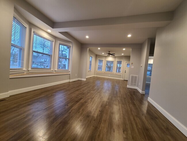 Living room/ Dining - 206 Liverpool Ave
