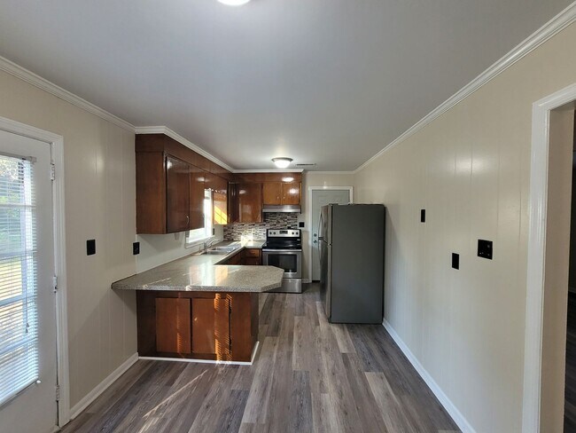 Foto del edificio - 3 bedroom 2 bath brick ranch in great loaction .