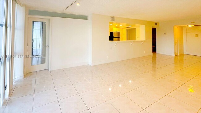 Building Photo - 800 Parkview Dr