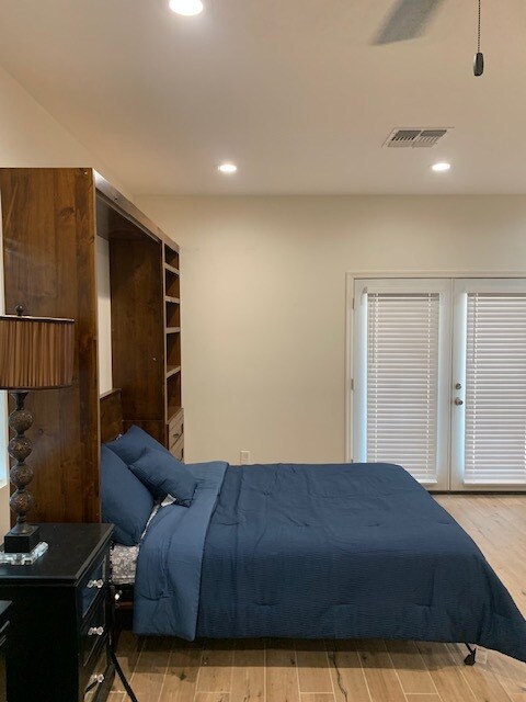 Queen bed - 5316 E Pioneer St