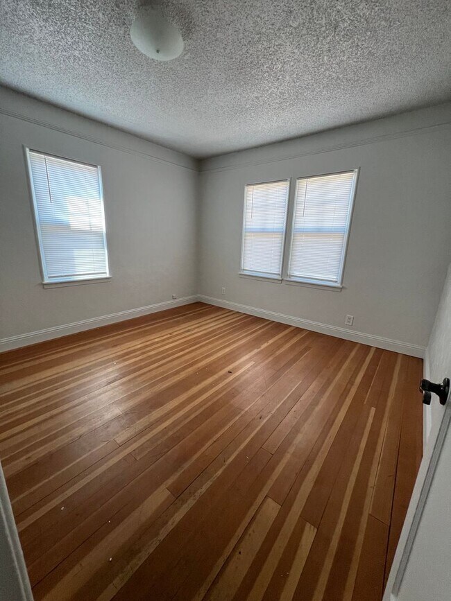Building Photo - 2 Bedroom 1 Bath Home - Mills Edition