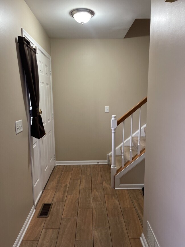 Building Photo - 442 Village Creek Dr
