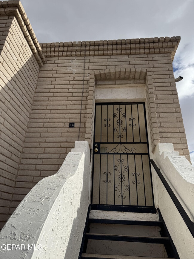 Building Photo - 6201 Escondido Dr