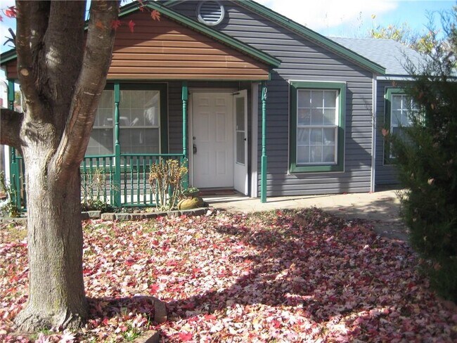 Building Photo - 304 Parkcrest Dr