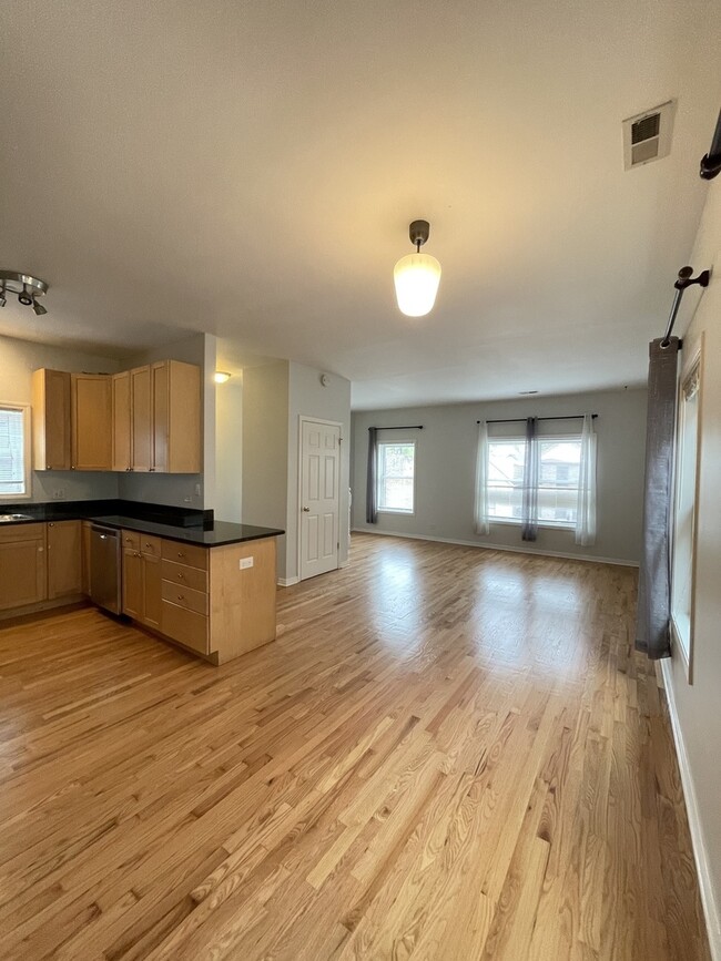 Building Photo - 6823 S Dorchester Ave
