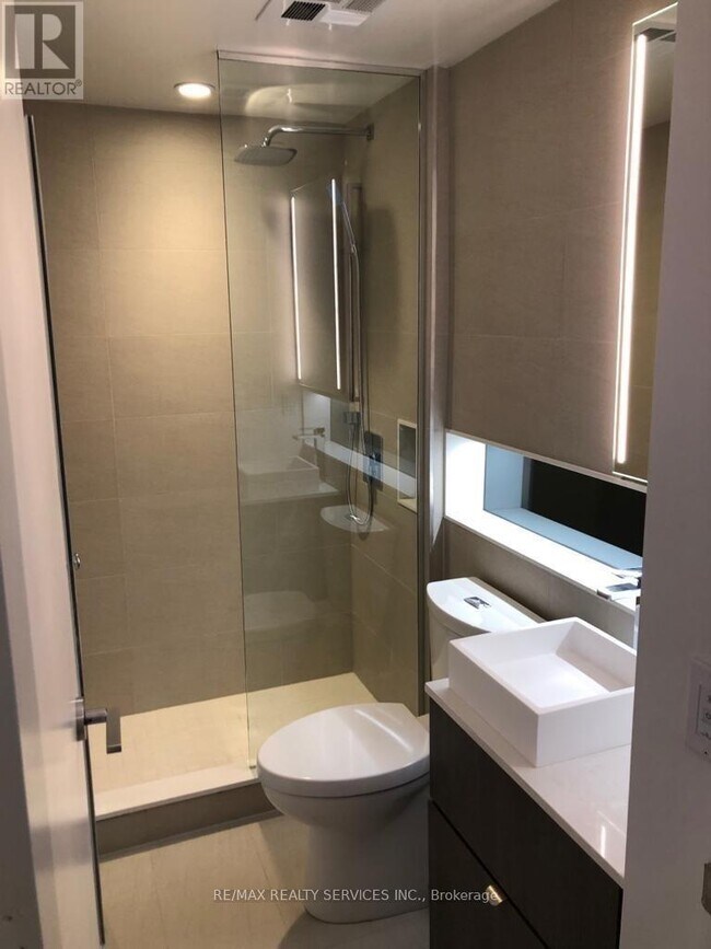 Photo du bâtiment - 215 Queen St W