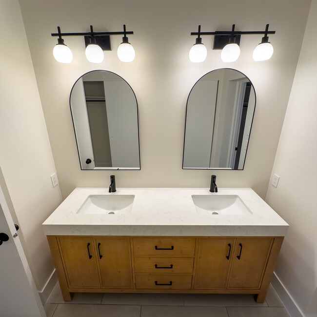 Dual vanity master bath - newly updated - 5753 Green Acres Ct