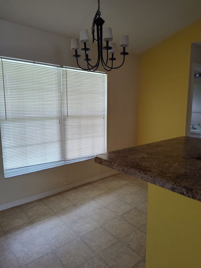 Building Photo - Inviting 3 Bedroom, 2 Bath Home in Desirab...