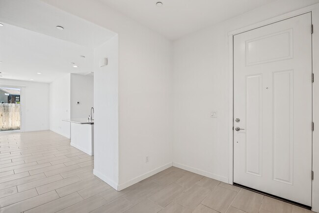 Foto del edificio - 821 Amanecer Ave