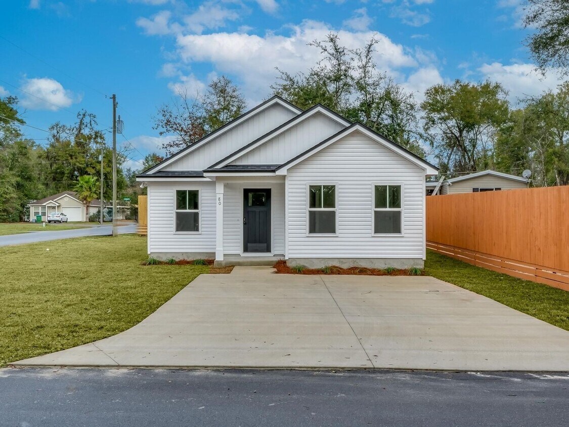 Foto principal - 3 Bedroom Home Available In Crawfordville ...