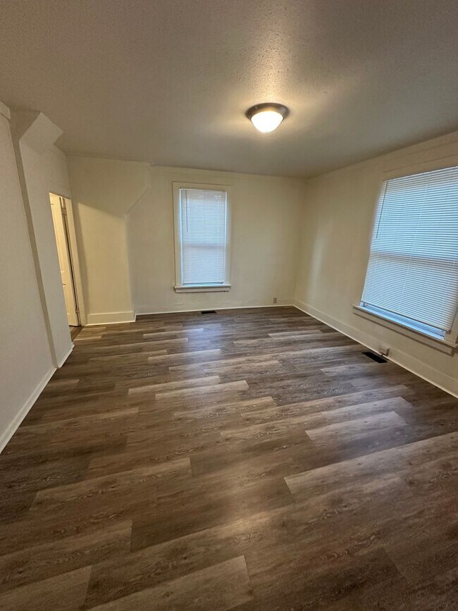 Building Photo - RD1118