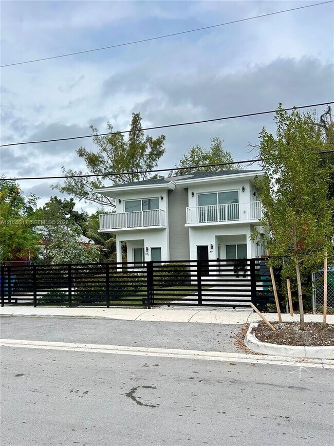 Foto del edificio - 37 NW 70th St