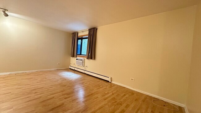 Building Photo - 561 W Stratford Pl