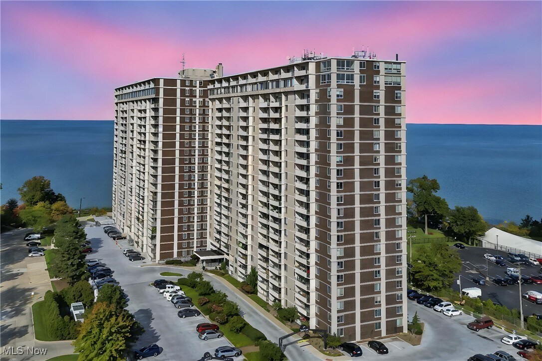 Foto principal - 12900 Lake Ave