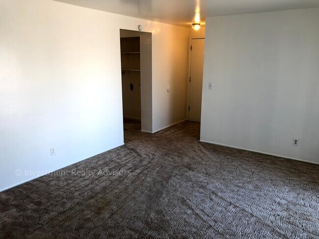 Building Photo - 2 bed 1 bath in West Valley!