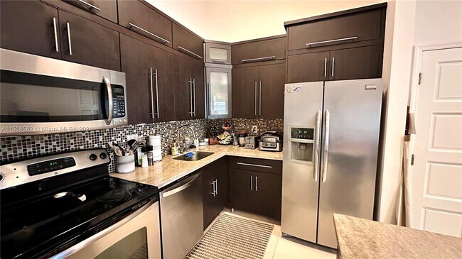 Foto del edificio - 4944 NW 102nd Ave