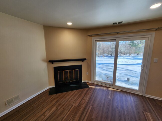 Foto del edificio - 33 Cypress Ct