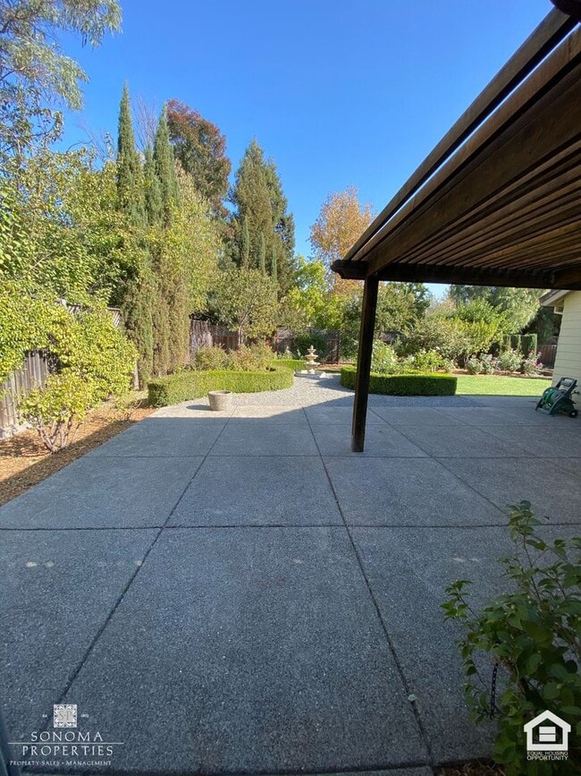 Building Photo - 4 Bedroom Eastside Gem!